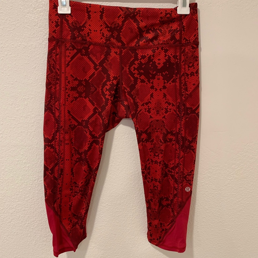 Lululemon Vent It Out Crop Red Snake size 4